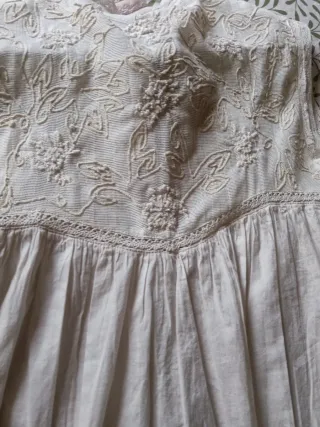 Blusa blanco roto  con detalles bordados