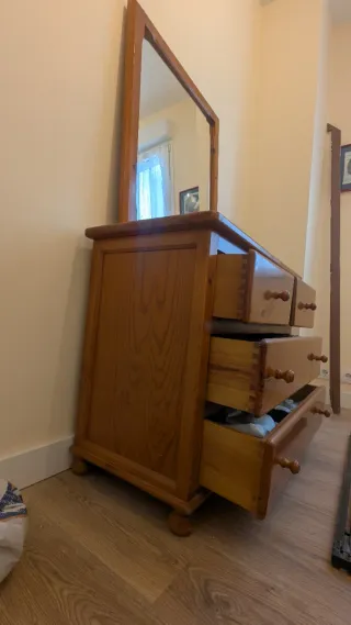 Cómoda de madera con espejo