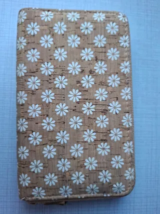 Monedero de corcho con flores