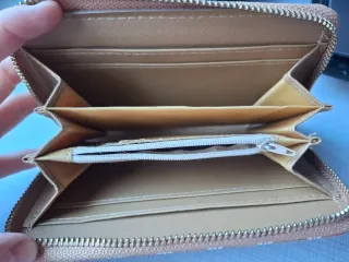 Monedero de corcho con flores