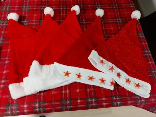 5 Gorros de Navidad Rojos y Blancos algunos luces