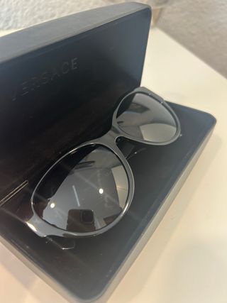 Gafas de sol Versace negras y doradas