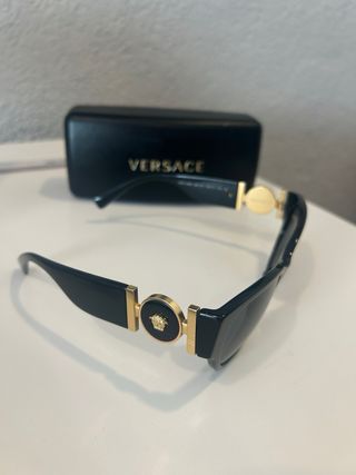 Gafas de sol Versace negras y doradas