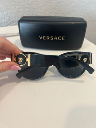 Gafas de sol Versace negras y doradas