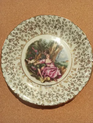 Plato de porcelana con escena romántica