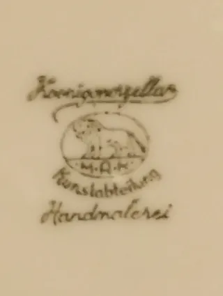 Plato de porcelana con escena romántica