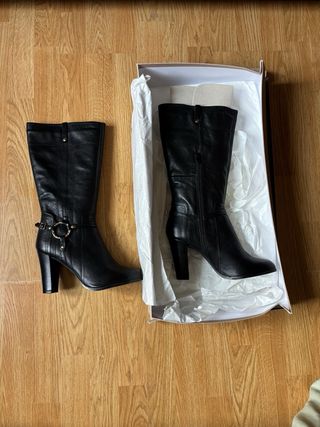 Botas altas negras con tacón en piel
