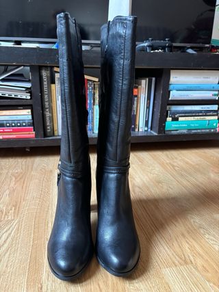 Botas altas negras con tacón en piel