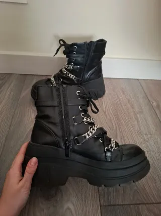 Botas negras plataforma con cadena