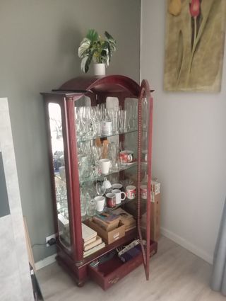 Mueble vitrina de madera y cristal