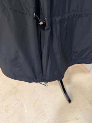 Gabardina larga con capucha