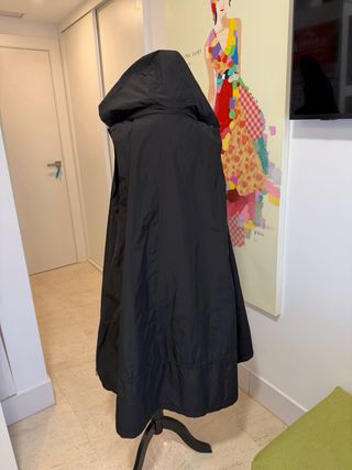 Gabardina larga con capucha