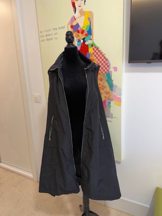 Gabardina larga con capucha