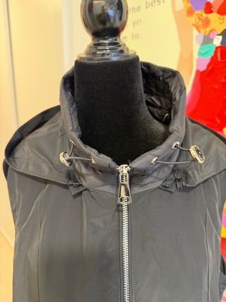 Gabardina larga con capucha