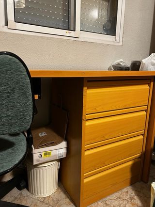 Escritorio de madera con cajones y silla