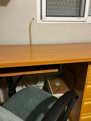 Escritorio de madera con cajones y silla