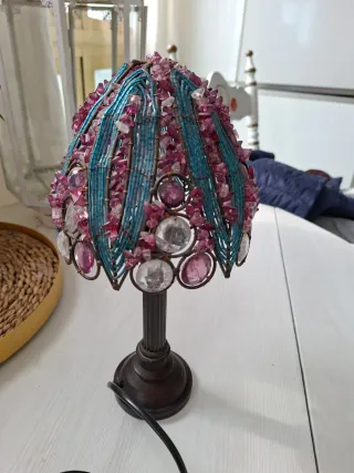 Lámpara de mesa decorativa con piedras