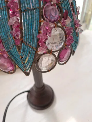 Lámpara de mesa decorativa con piedras