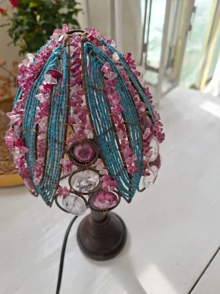 Lámpara de mesa decorativa con piedras