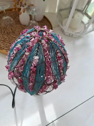 Lámpara de mesa decorativa con piedras