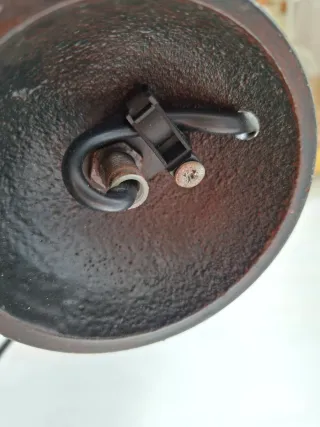 Lámpara de mesa decorativa con piedras