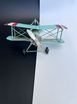 AVION DE HOJALATA MODELO ANTIGUO 16 CM . AZUL .