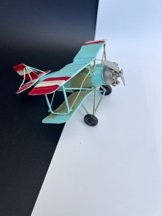 AVION DE HOJALATA MODELO ANTIGUO 16 CM . AZUL .