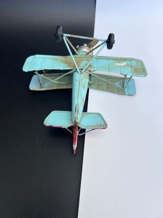 AVION DE HOJALATA MODELO ANTIGUO 16 CM . AZUL .