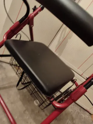 Andador para mayor con asiento y ruedas