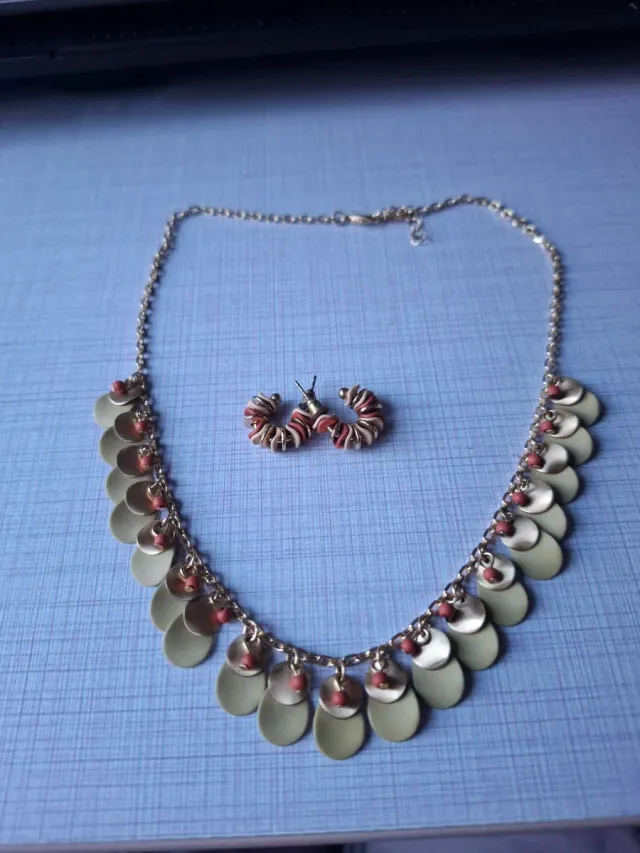 Conjunto de collar y pendientes dorados