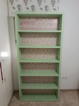 Estantería de madera verde y papel