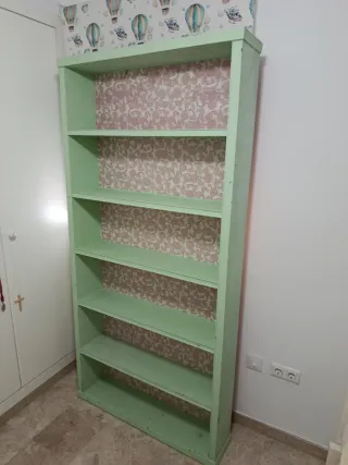 Estantería de madera verde y papel