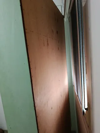 Estantería de madera verde y papel