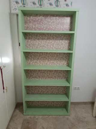Estantería de madera verde y papel
