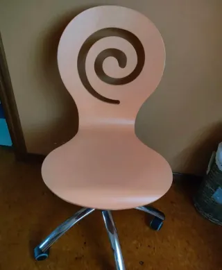 Silla naranja con diseño de espiral