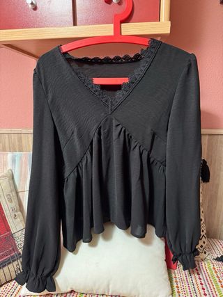 Blusa negra con encaje