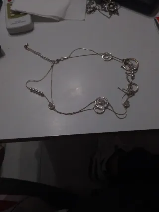 Collar plateado con círculos