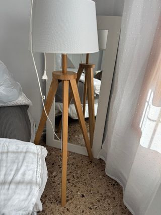 Lámpara de pie de madera y tela