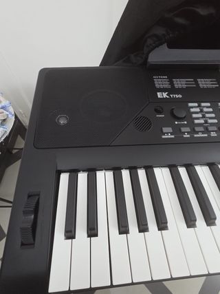 Teclado Electrónico EK T750 + accesorios