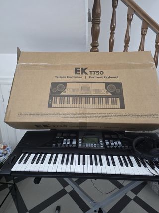 Teclado Electrónico EK T750 + accesorios