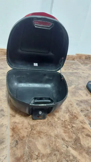 Maletero Givi para ciclomotor con adaptador
