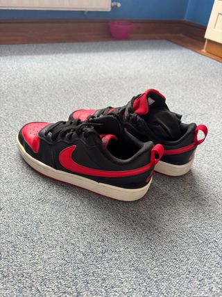 Zapatillas Nike Negras y Rojas