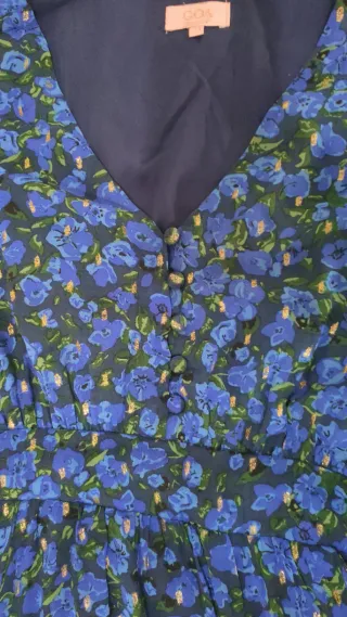 Vestido floral azul curto romântico