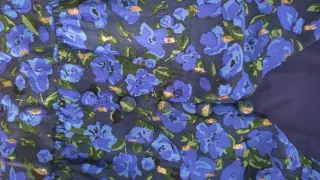 Vestido floral azul curto romântico