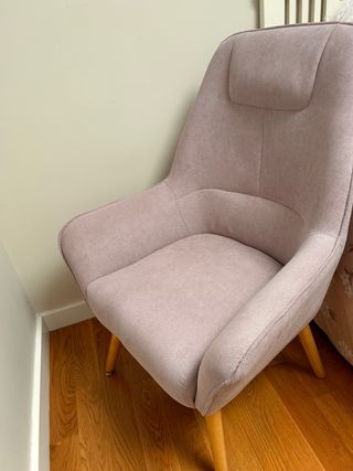 Sillón Kave Home tela y madera