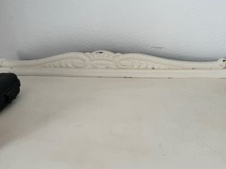 Cabezal restaurado beige con mesita a conjunto