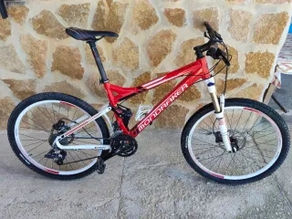 Bicicleta Mondraker Roja se vede por falta de usó.