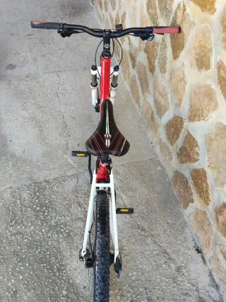 Bicicleta Mondraker Roja se vede por falta de usó.