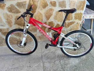Bicicleta Mondraker Roja se vede por falta de usó.