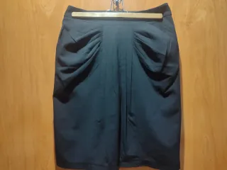 Falda negra con drapeado